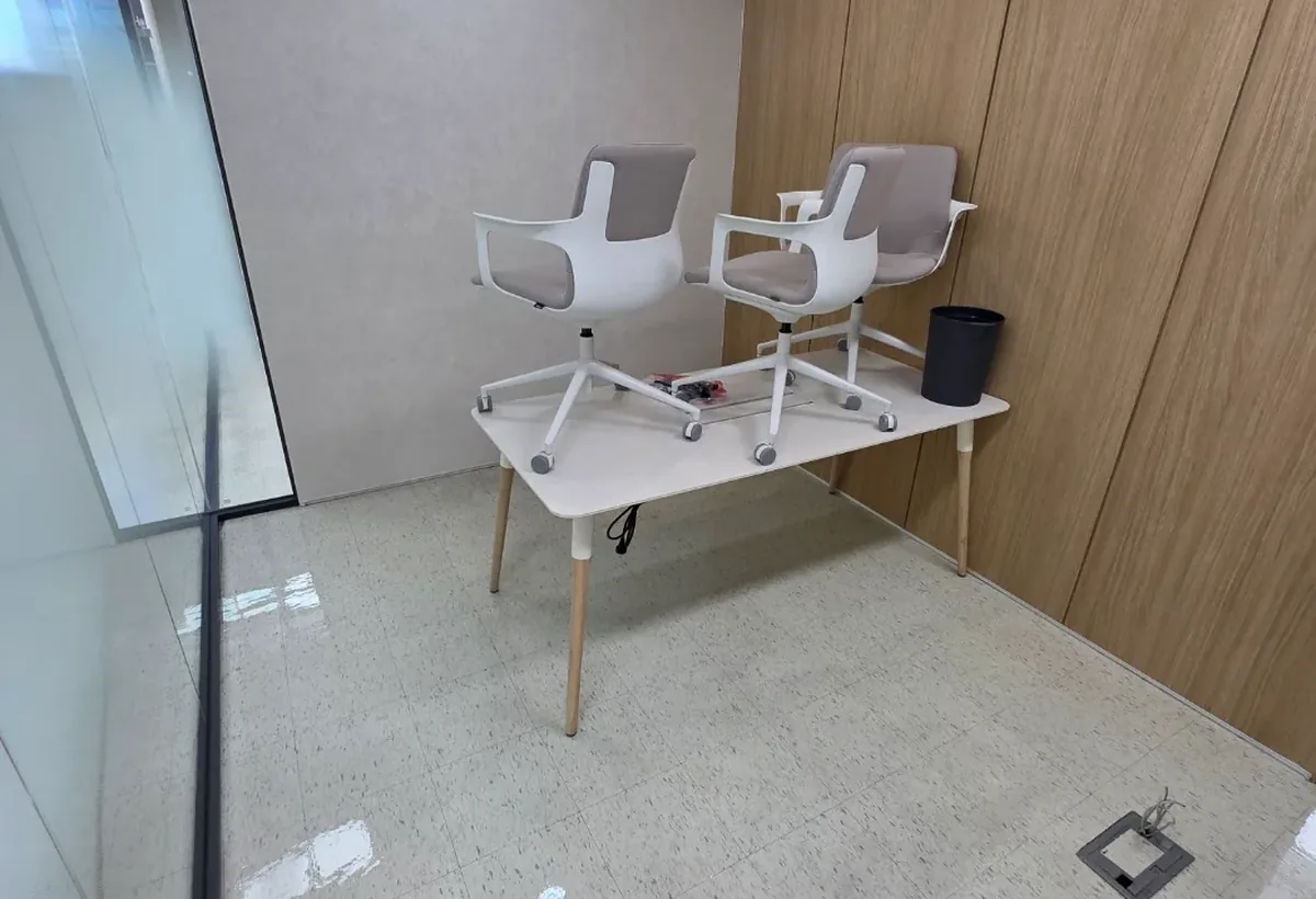 사무실 바닥 왁스 시공 작업 후