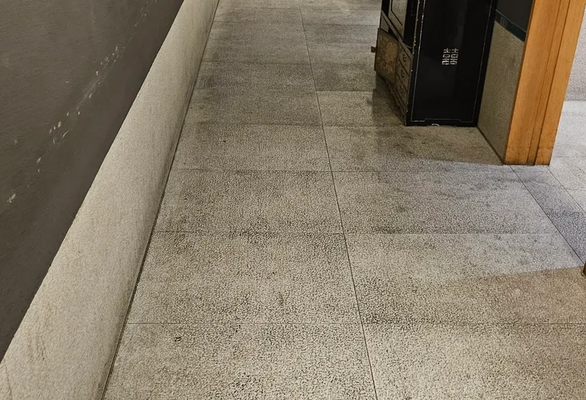 식당 바닥 세척 작업 전